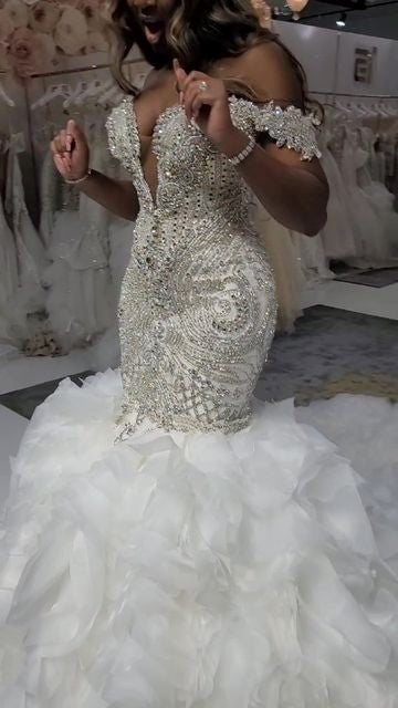 C2022-FF787 - Vestido de novia de vuelo, con hombros descubiertos, pedrería de cristal de Swarovski y falda sirena de tul con volantes