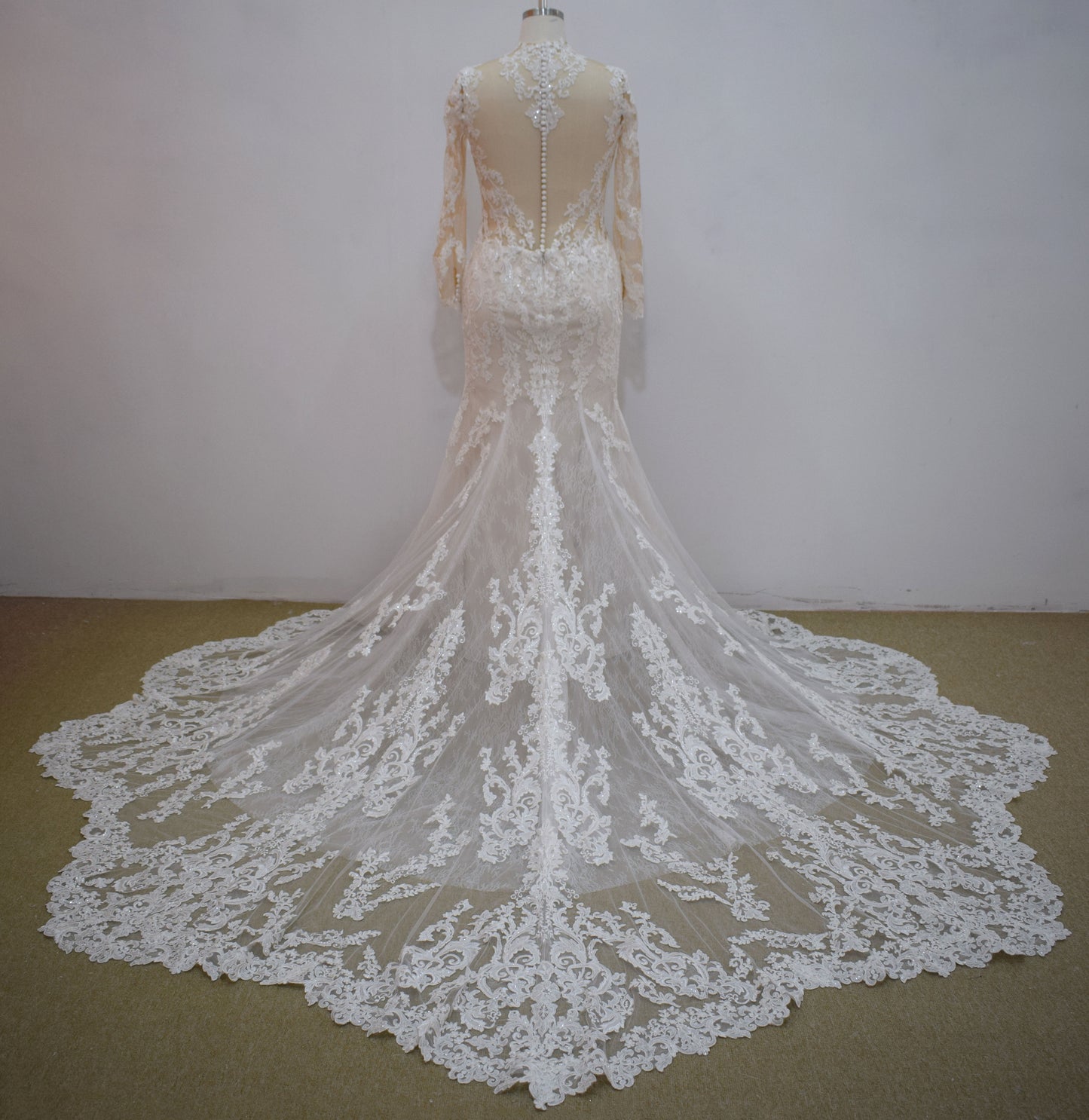 Style MA21047 - Robe de mariée traditionnelle en dentelle à manches longues et perles