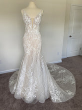 C2023-LV82f - Vestido de novia de encaje ajustado, sin mangas, con cuello de pico y cola catedral