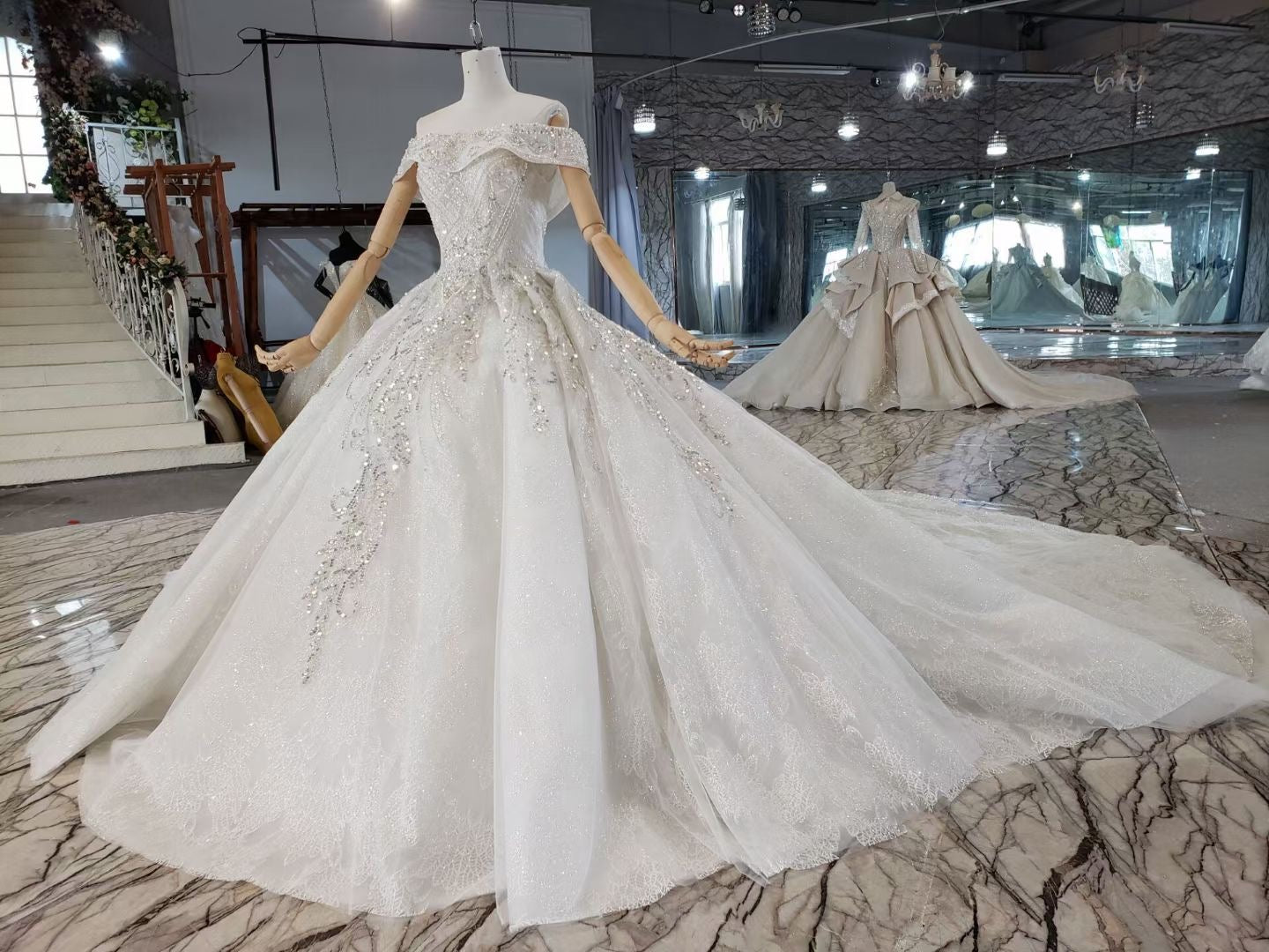 Style 80914 - Robe de mariée à épaules dénudées et perles