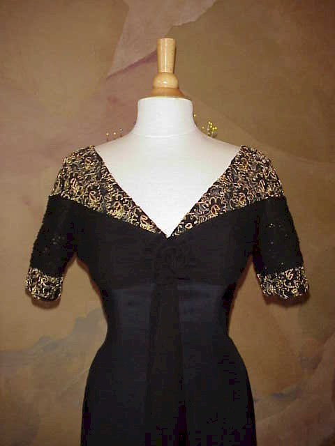 Style #E1095 - Robe mère de la mariée noire à manches courtes en soie