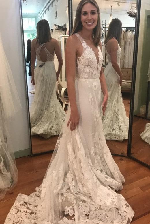 C2022-0155 - Robe de mariée style dos nu, col en V et traîne cathédrale