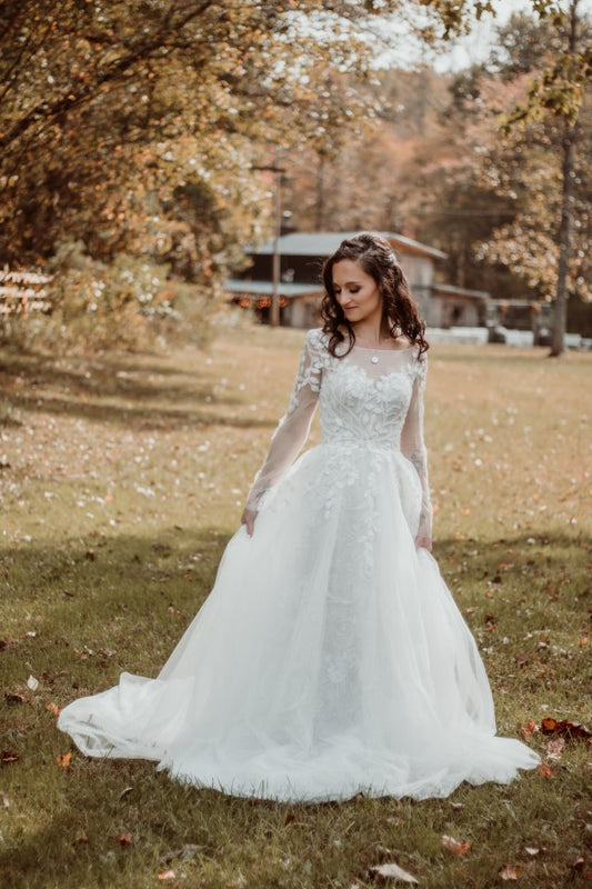 Robe de mariée traditionnelle en dentelle perlée, dos nu, manches longues, C2022-bls