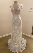 C2022-VF004 sexy vestido de novia ajustado con cuello en V y mangas casquillo de plumas