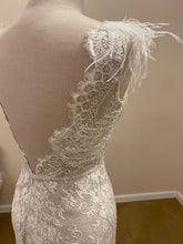 C2022-VF004 sexy vestido de novia ajustado con cuello en V y mangas casquillo de plumas