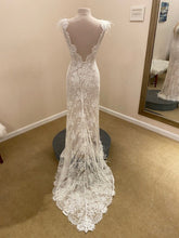 C2022-VF004 sexy vestido de novia ajustado con cuello en V y mangas casquillo de plumas