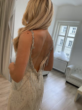 C2022-FB771 Vestido de novia sin espalda con escote en V y flecos de pedrería con tirantes