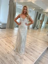 C2022-FB771 Vestido de novia sin espalda con escote en V y flecos de pedrería con tirantes