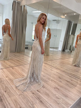 C2022-FB771 Vestido de novia sin espalda con escote en V y flecos de pedrería con tirantes