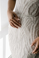 C2023-OS704 Vestido de novia ajustado a vuelo con hombros descubiertos y pedrería y cola desmontable