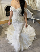 C2023-OS704 Vestido de novia ajustado a vuelo con hombros descubiertos y pedrería y cola desmontable