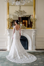 C2023-L410b - Vestido de novia transparente de encaje y manga larga con cola catedral