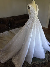 C2023-AL302d - vestido de novia evasé, sin mangas, con cuello de pico y cola catedral