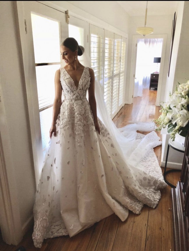 C2023-AL302d - robe de mariée trapèze sans manches à col en V et traîne cathédrale