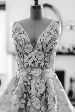 C2023-AL302d - vestido de novia evasé, sin mangas, con cuello de pico y cola catedral