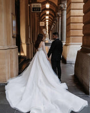 C2023-LS703B - vestidos de novia transparentes de manga larga con escote ilusión