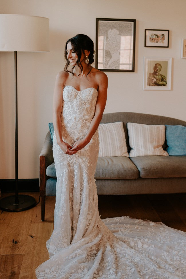 C2023-S771H - robe de mariée ajustée sans bretelles en dentelle perlée