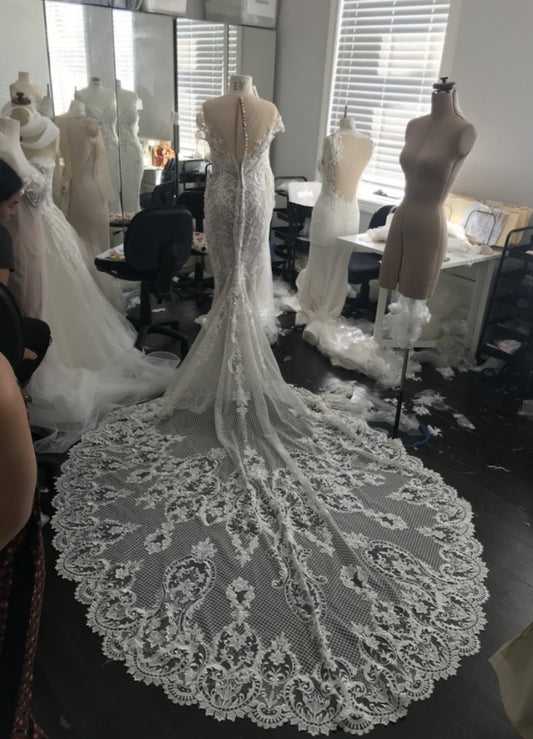 C2022-cs330 - Robe de mariée brodée à manches courtes et traîne