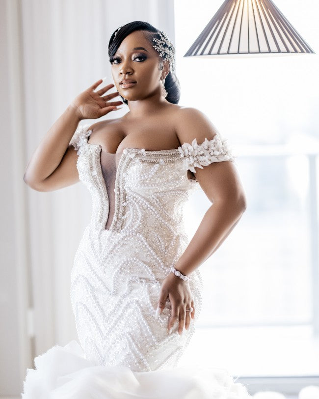 C2022-OW3348 Robe de mariée ajustée et évasée à épaules dénudées