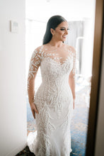 C2023-B551 - Vestido de novia de manga larga con cuello ilusión transparente y sobrefalda desmontable