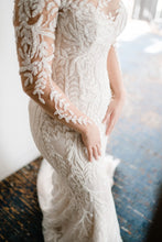 C2023-B551 - Vestido de novia de manga larga con cuello ilusión transparente y sobrefalda desmontable