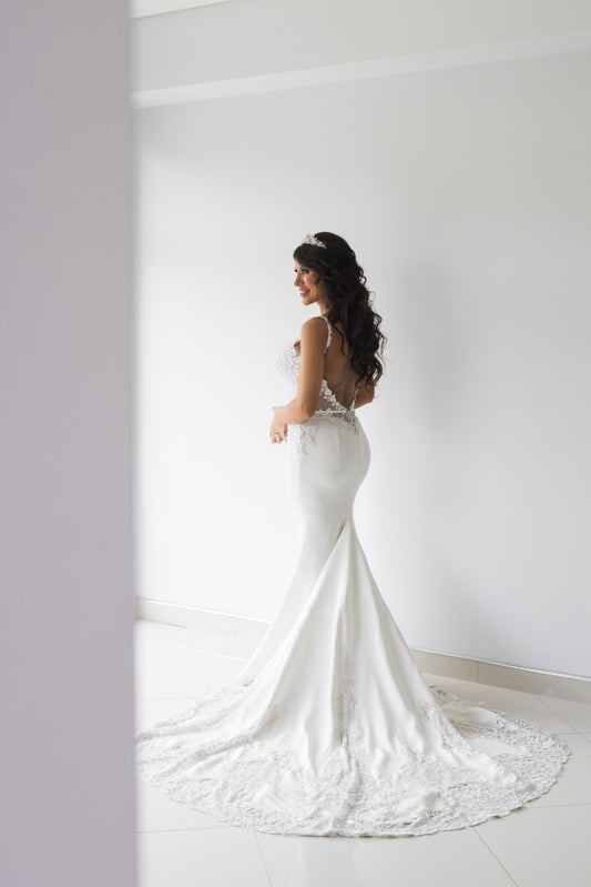 Robe de mariée ajustée à taille empire, bretelles spaghetti, C2022-ST39