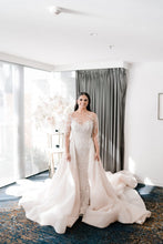 C2023-B551 - Vestido de novia de manga larga con cuello ilusión transparente y sobrefalda desmontable