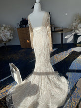 C2023-B551 - Vestido de novia de manga larga con cuello ilusión transparente y sobrefalda desmontable