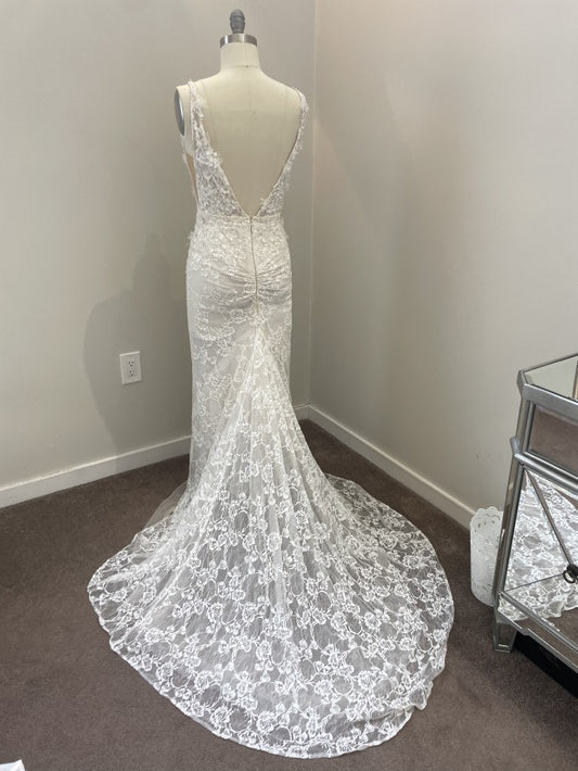 C2022-VL199 Robe de mariée en dentelle sans manches, col en V, avec traîne amovible