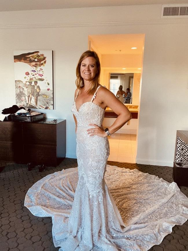 C2021-S825 - Robe de mariée unique en dentelle à bretelles spaghetti