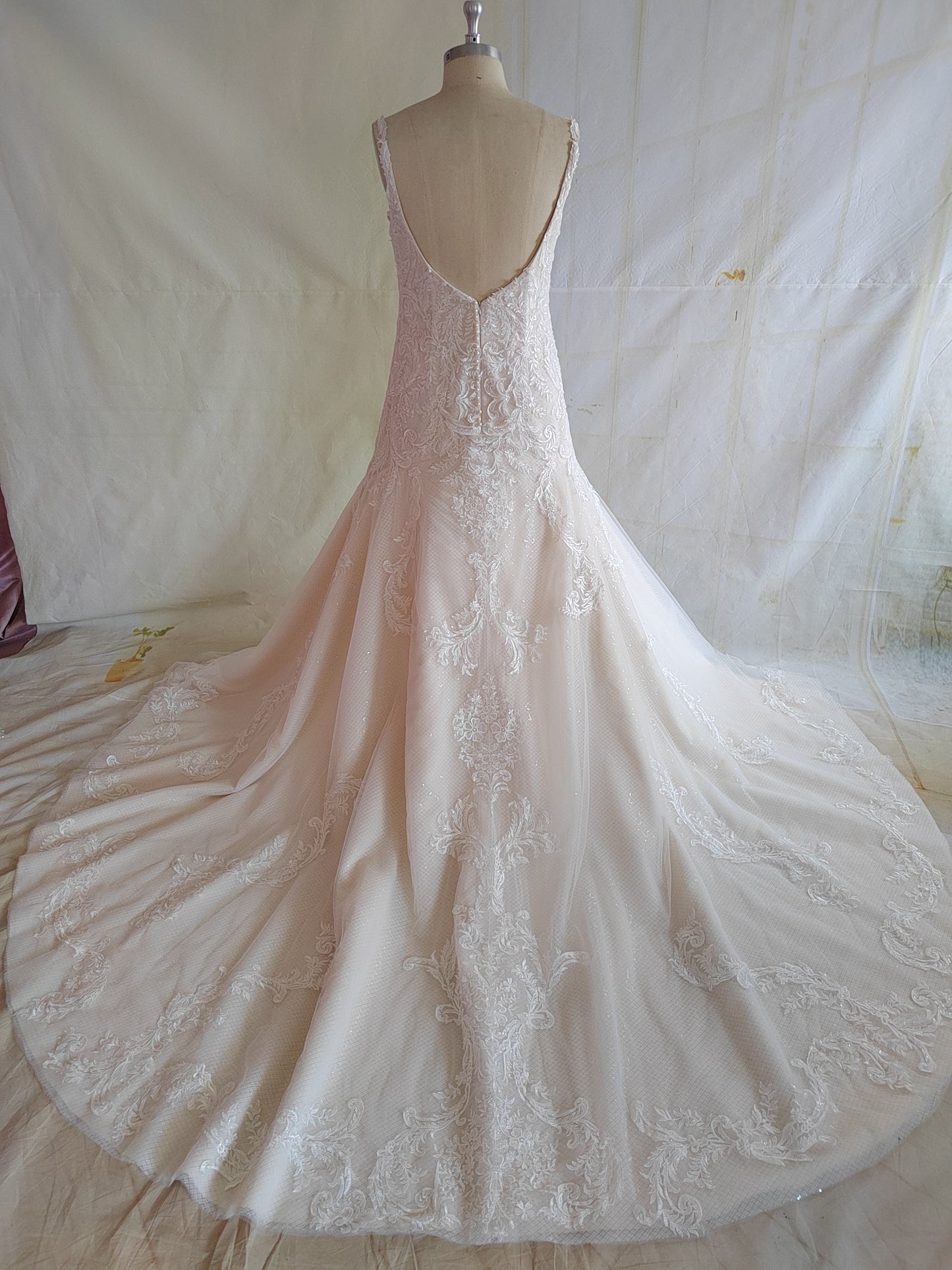 Style 95137 - robe de mariée en dentelle grande taille sans manches à col ouvert