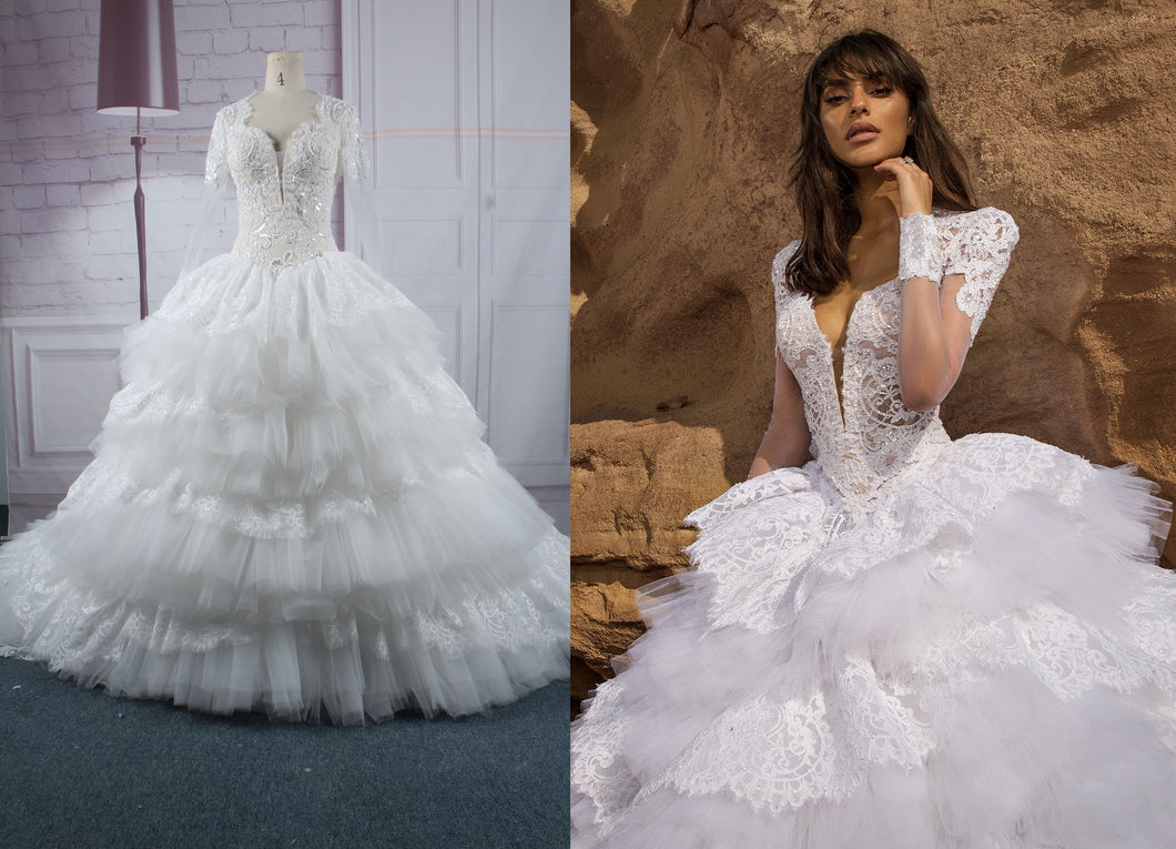 Réplica inspirada de un vestido de novia tradicional de manga larga.