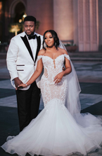 C2022-LDG - Robe de mariée ajustée et évasée brodée à épaules dénudées