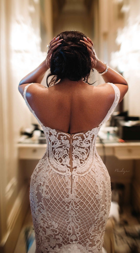 C2022-LDG - Robe de mariée ajustée et évasée brodée à épaules dénudées