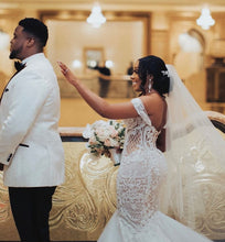 C2022-LDG - Robe de mariée ajustée et évasée brodée à épaules dénudées