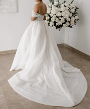 C2023-OS704 Vestido de novia ajustado a vuelo con hombros descubiertos y pedrería y cola desmontable