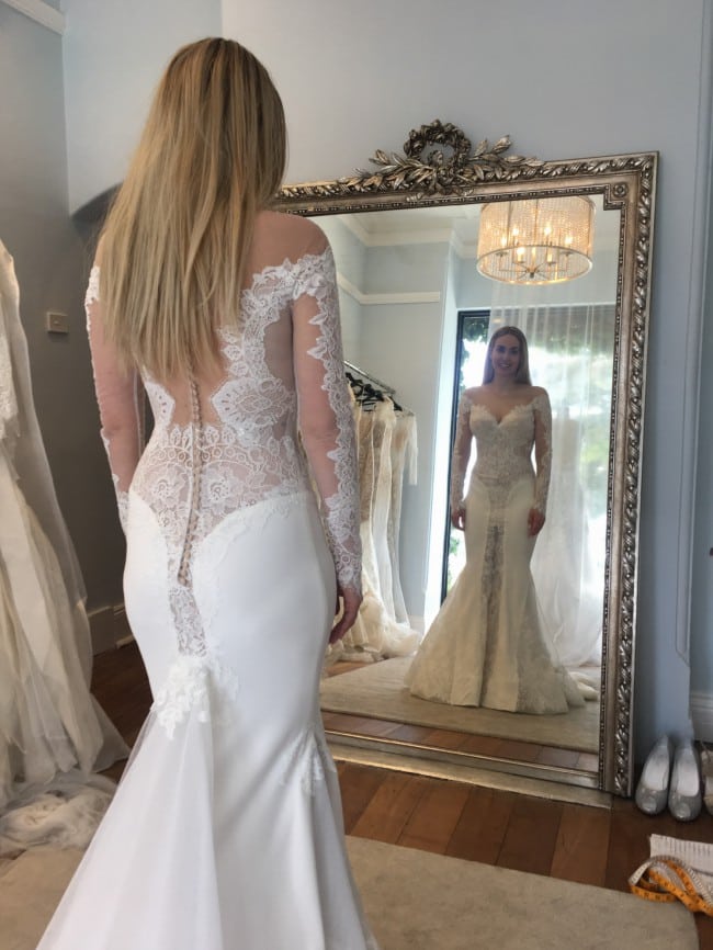 Robe de mariée en dentelle transparente à manches longues