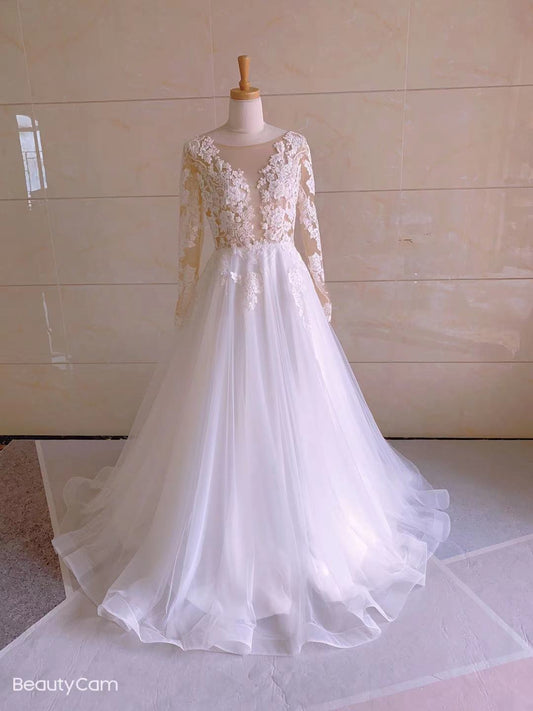 Robes de mariée grande taille avec décolleté illusion et manches