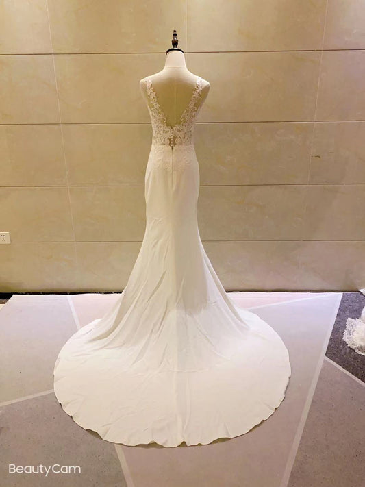 Robe de mariée sans manches avec corsage en dentelle