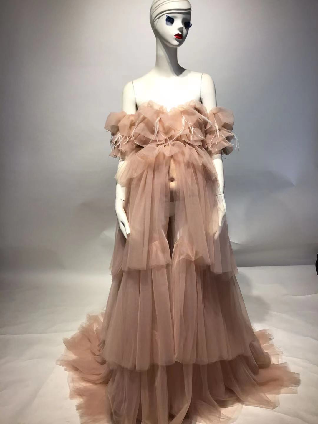 Plumeau en tulle à épaules dénudées