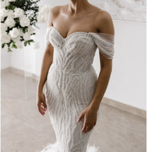 C2023-OS704 Vestido de novia ajustado a vuelo con hombros descubiertos y pedrería y cola desmontable