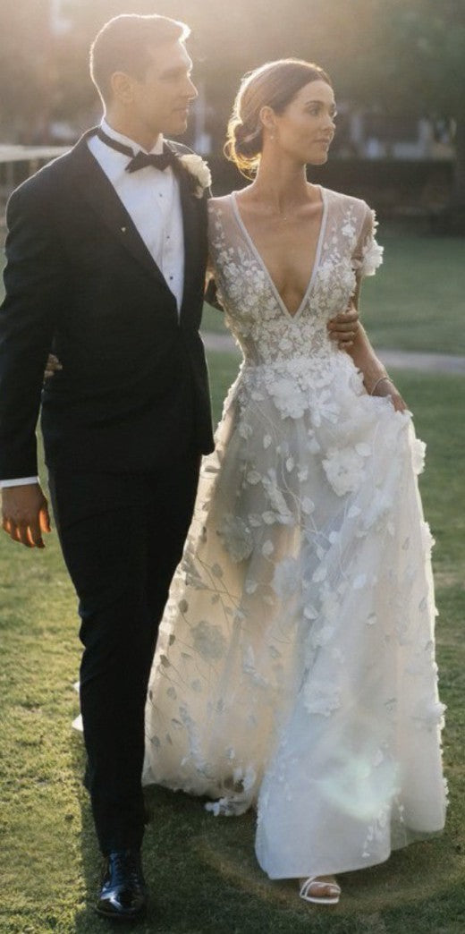 C2023-VA55w - Robe de mariée trapèze à manches courtes et col en V avec ornements de fleurs 3D