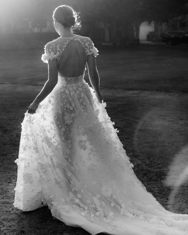 C2023-VA55w - Robe de mariée trapèze à manches courtes et col en V avec ornements de fleurs 3D