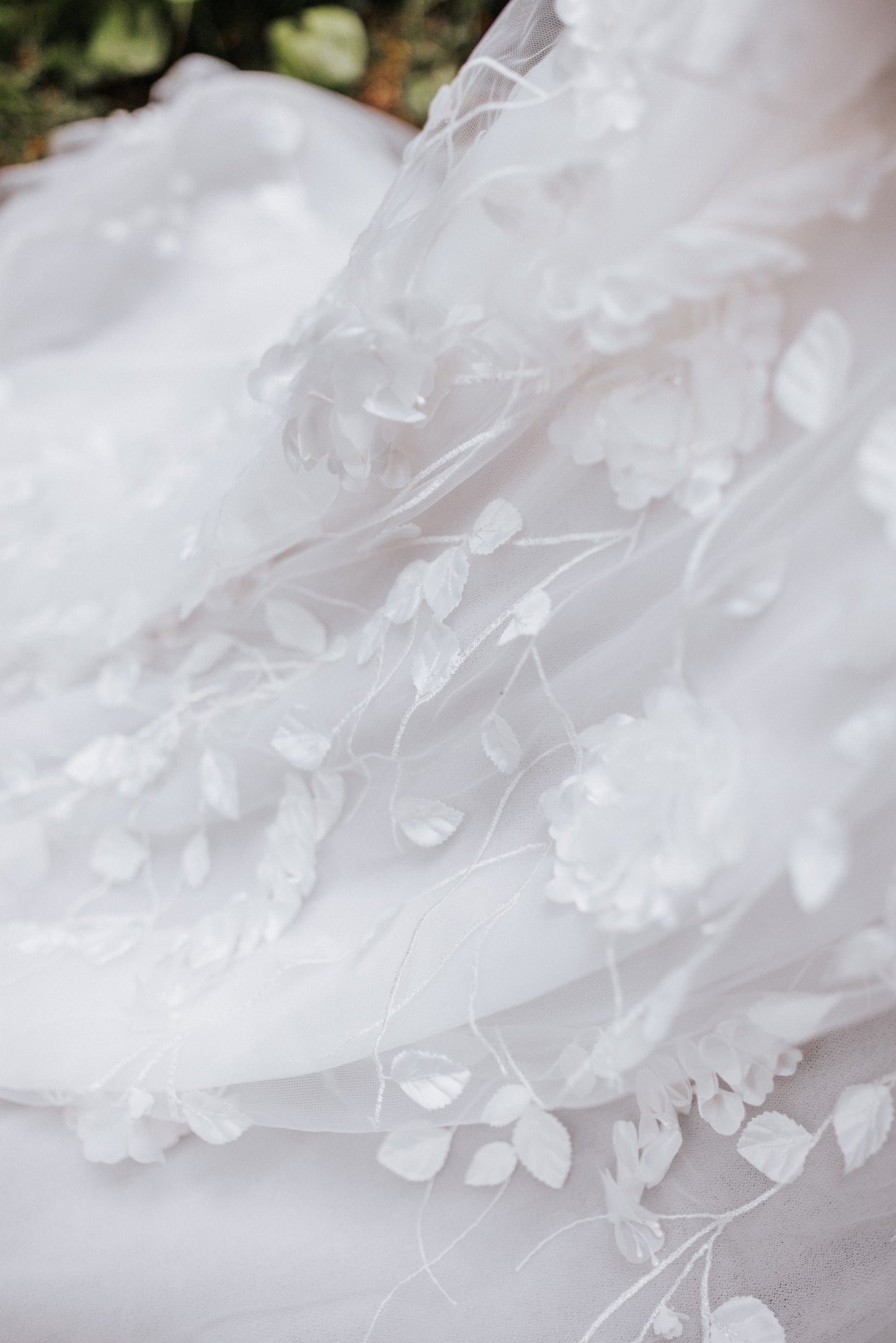 C2023-VA55w - Robe de mariée trapèze à manches courtes et col en V avec ornements de fleurs 3D