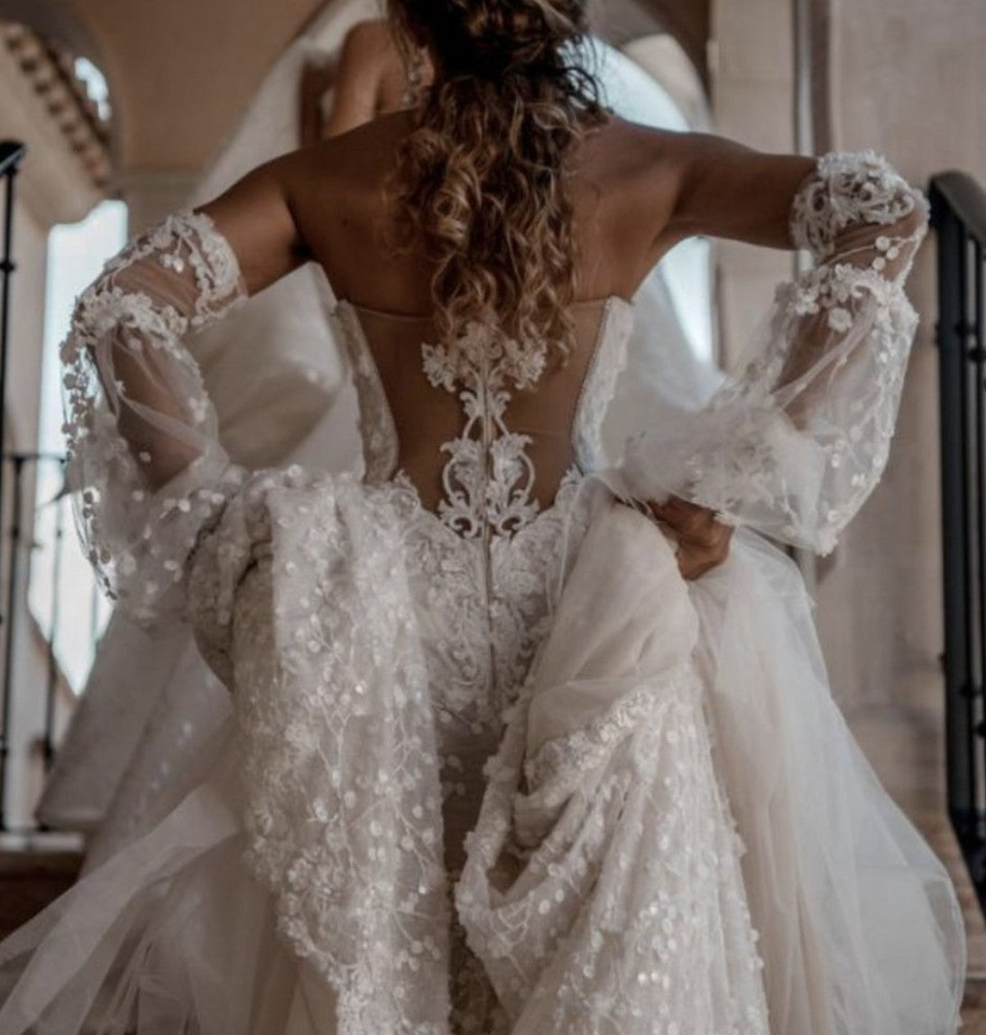 C2023-SS71B - robe de mariée bustier ornée en 3D avec manches longues amovibles