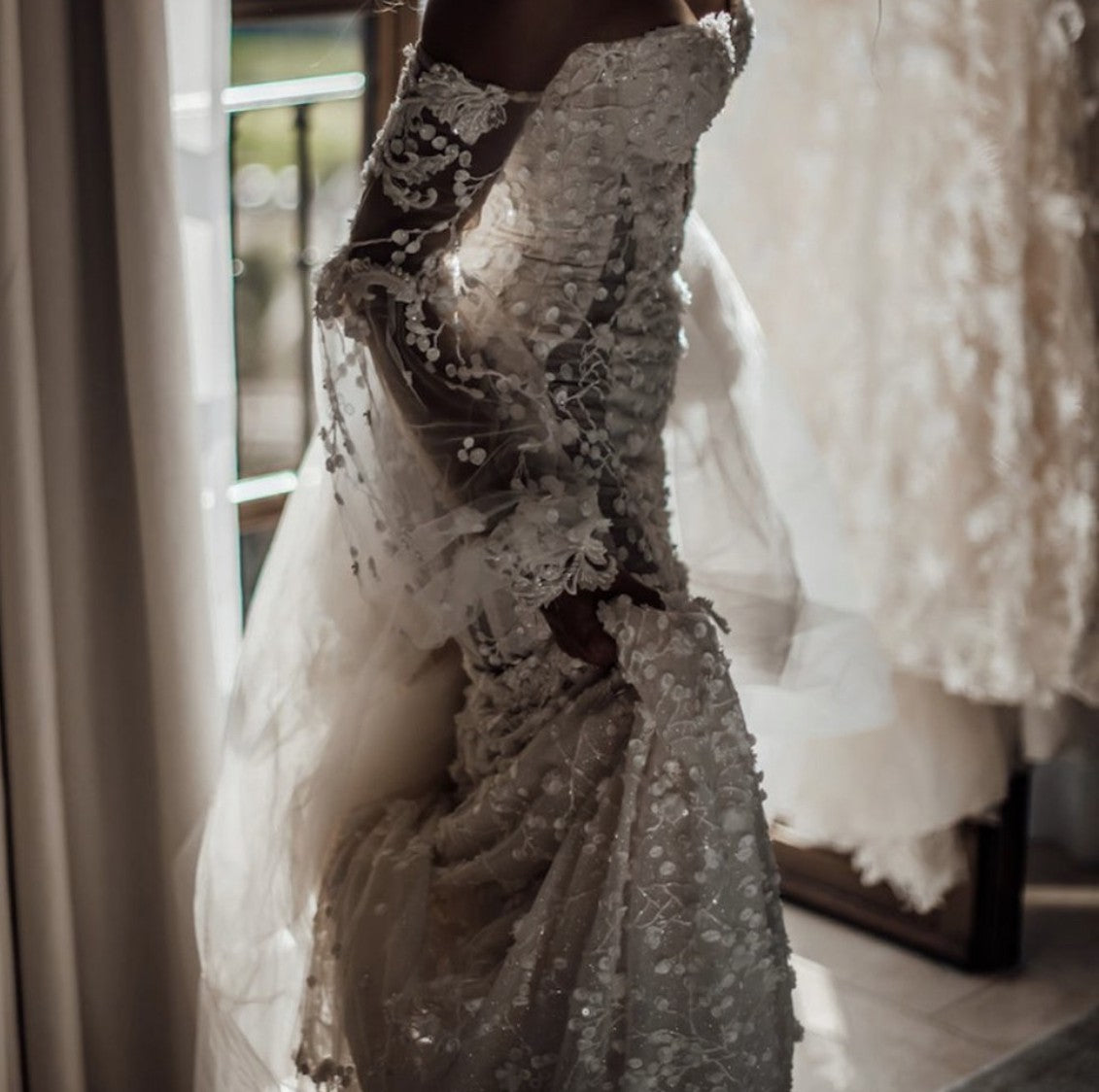 C2023-SS71B - robe de mariée bustier ornée en 3D avec manches longues amovibles