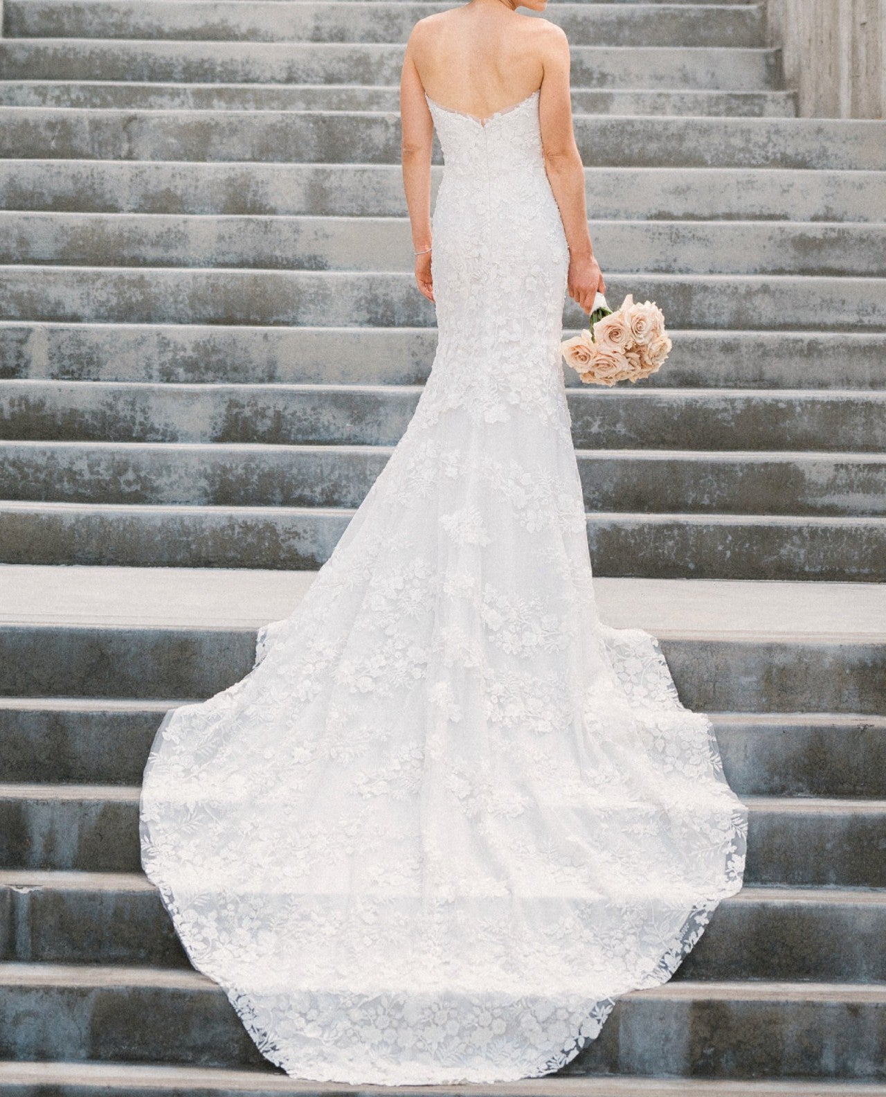 C2023-SF529 - robe de mariée bustier en dentelle perlée et brodée