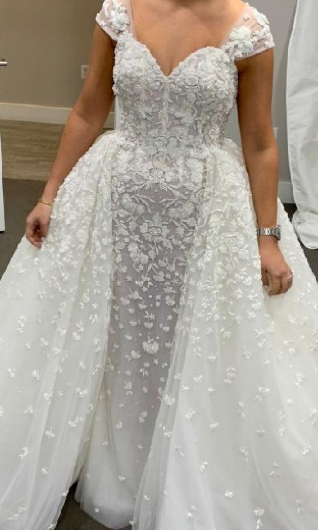 C2023-CS081 - Robe de mariée en dentelle perlée, manches courtes, avec traîne jupe amovible