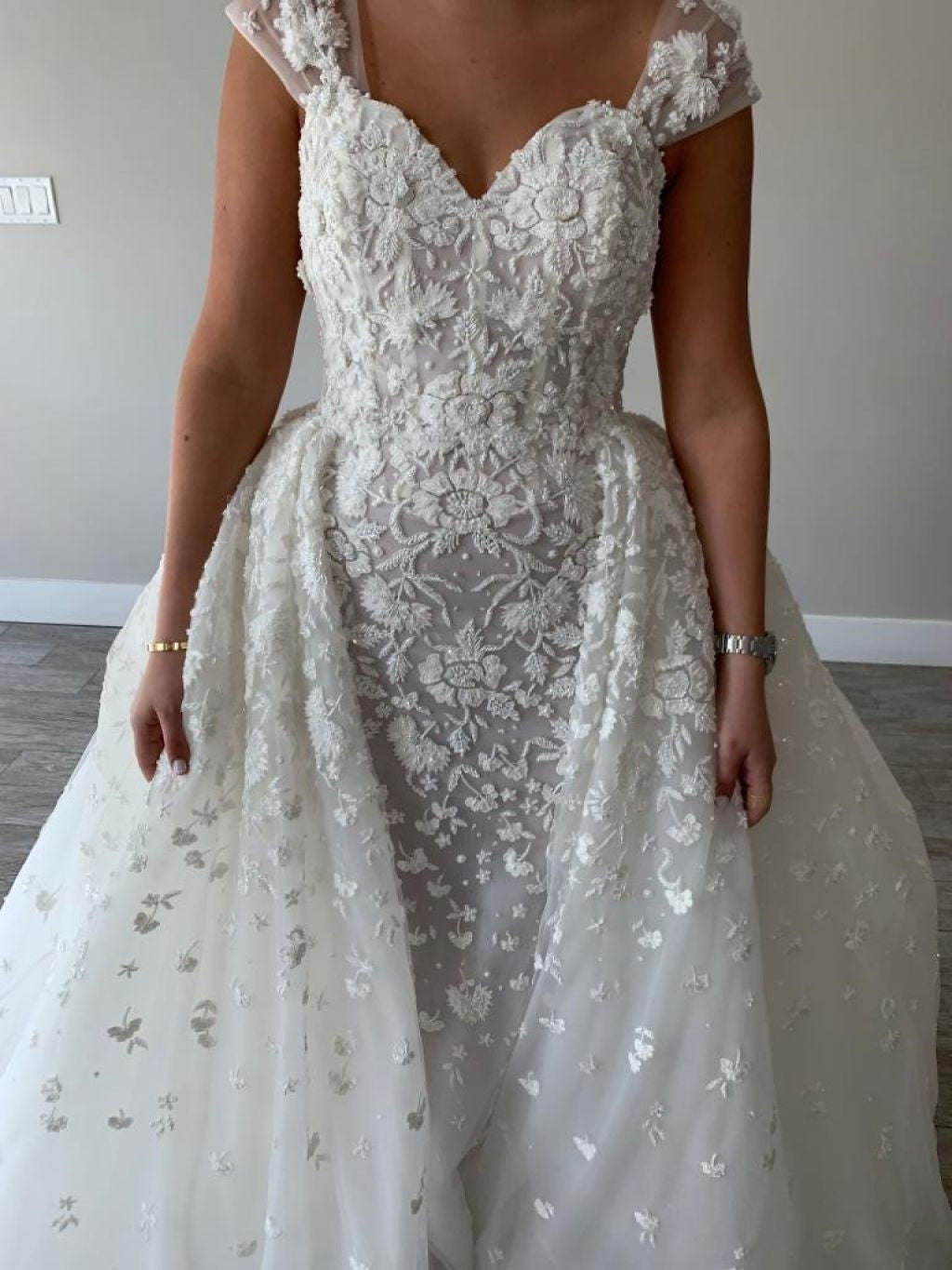 C2023-CS081 - Robe de mariée en dentelle perlée, manches courtes, avec traîne jupe amovible