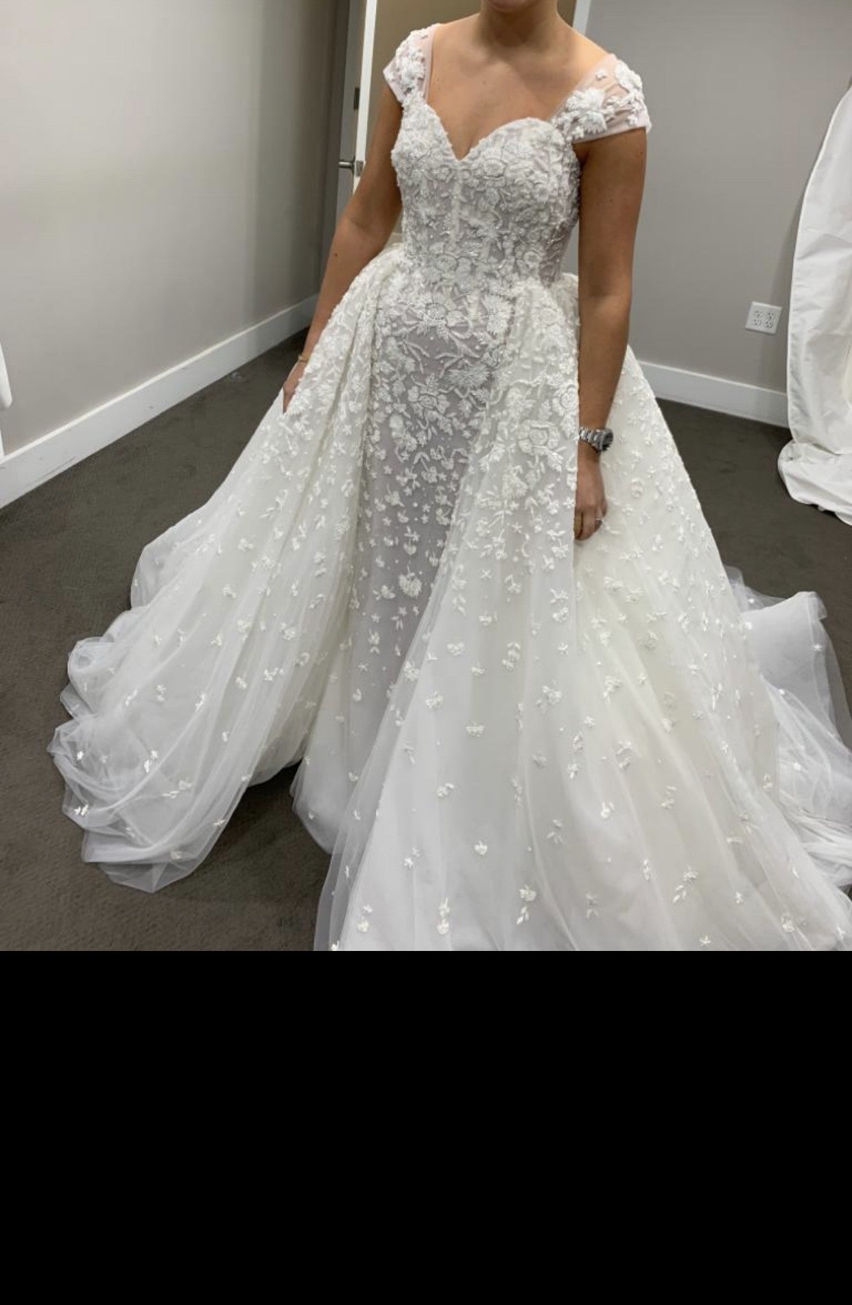 C2023-CS081 - Robe de mariée en dentelle perlée, manches courtes, avec traîne jupe amovible